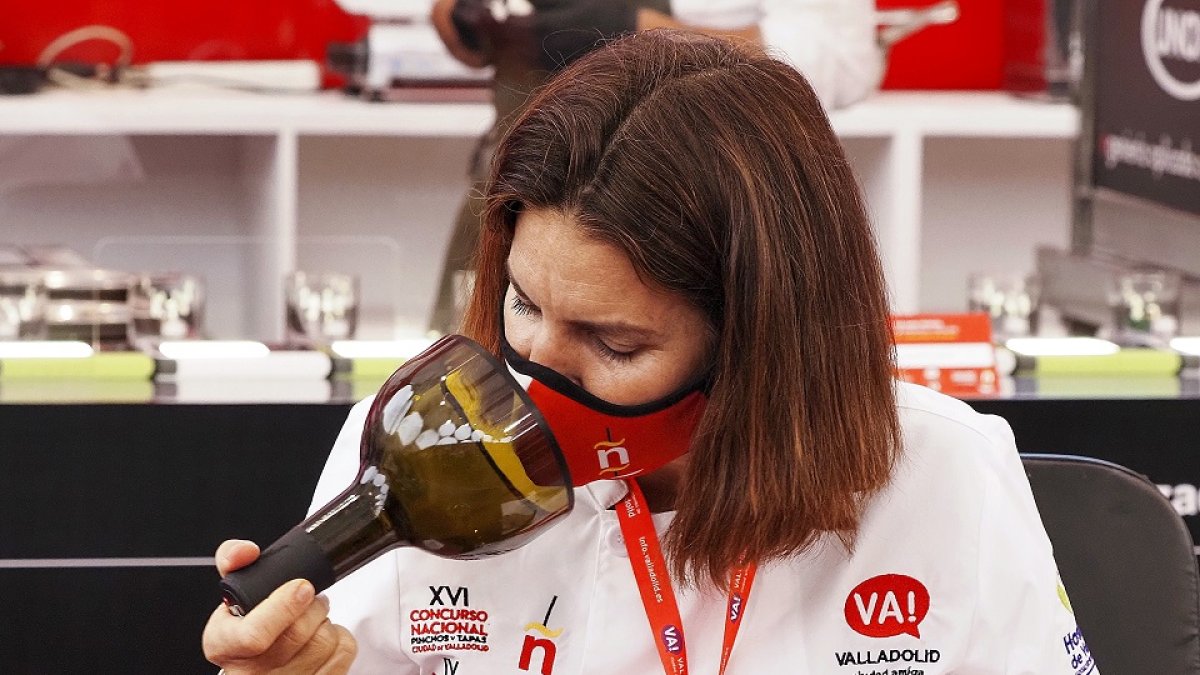 Samantha Vallejo prueba una tapa en el concurso. PHOTOGENIC