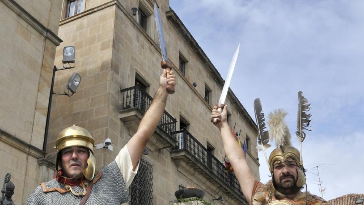 Ambientación romana y celtíbera junto al pebetero numantino.-VALENTÍN GUISANDE
