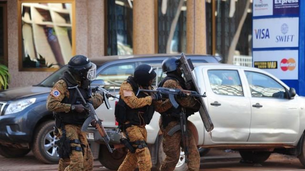 Fuerzas especial de Burkina Faso durante la toma de rehenes en el hotel Splendid de Uagadugú.-AFP