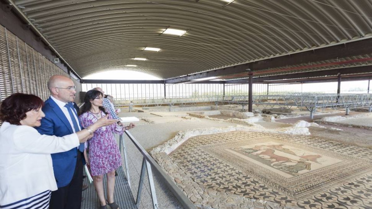 Carmen García y Margarita Sánchez explican a Jesús Julio Carnero los hallazgos en el Museo de Almenara-Puras.-EM