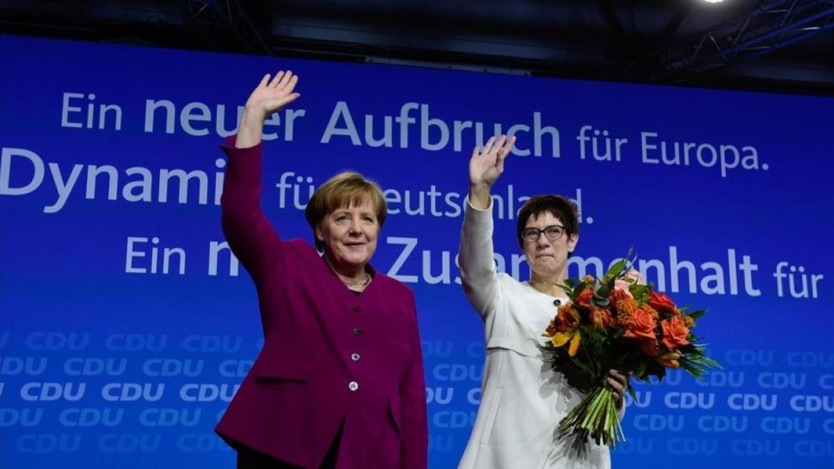 Merkel, con la nueva secretaria general de la CDU, Annegret Kramp-Karrenbauer, durante el Congreso, este lunes 26 de febrero.-AFP / TOBIAS SCHWARZ