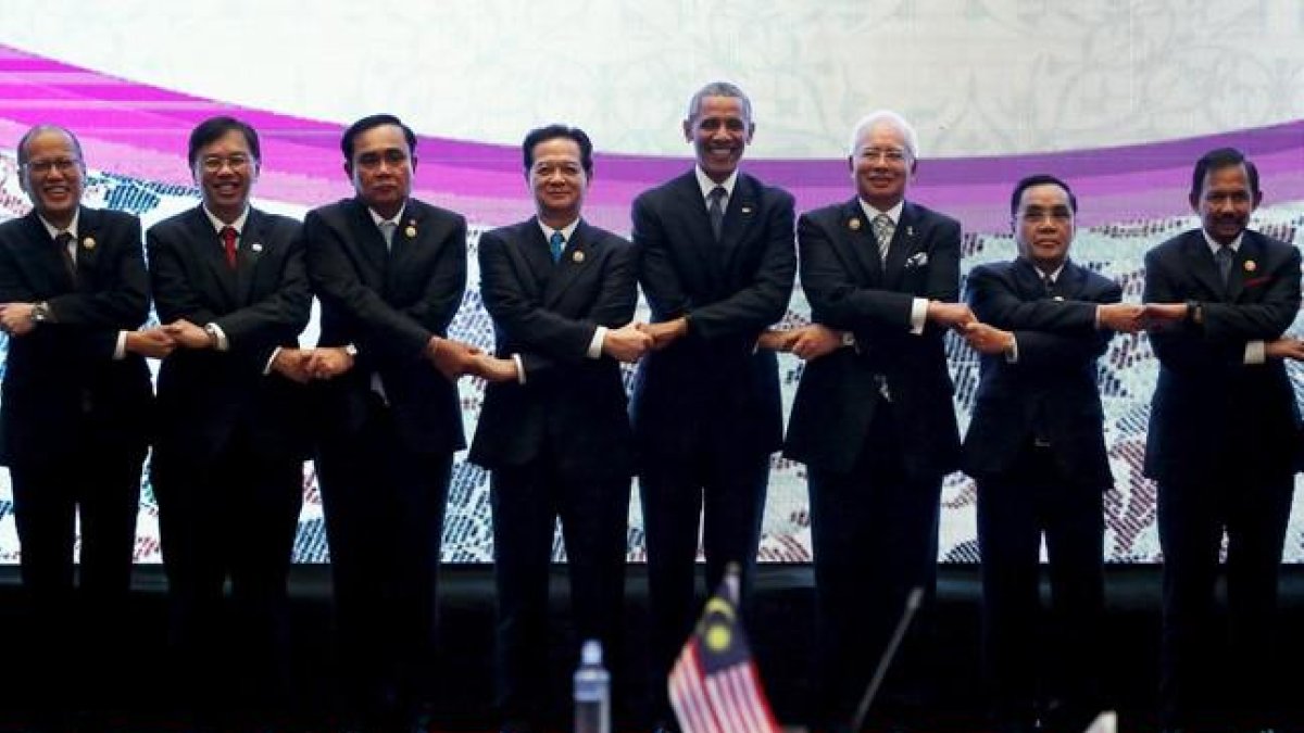 Obama, en el centro, con otros dirigentes asiáticos en la cumbre de la ASEAN en Kuala Lumpur.-REUTERS/ JONATHAN ERNST / REUTERS