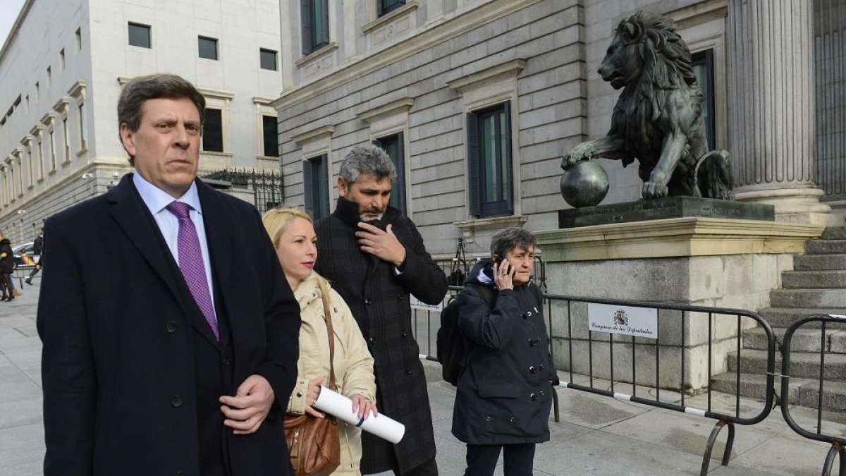 Juan Carlos Quer, a la izquierda, en la entrada al Congreso de los Diputados.-BERNARDO DÍAZ