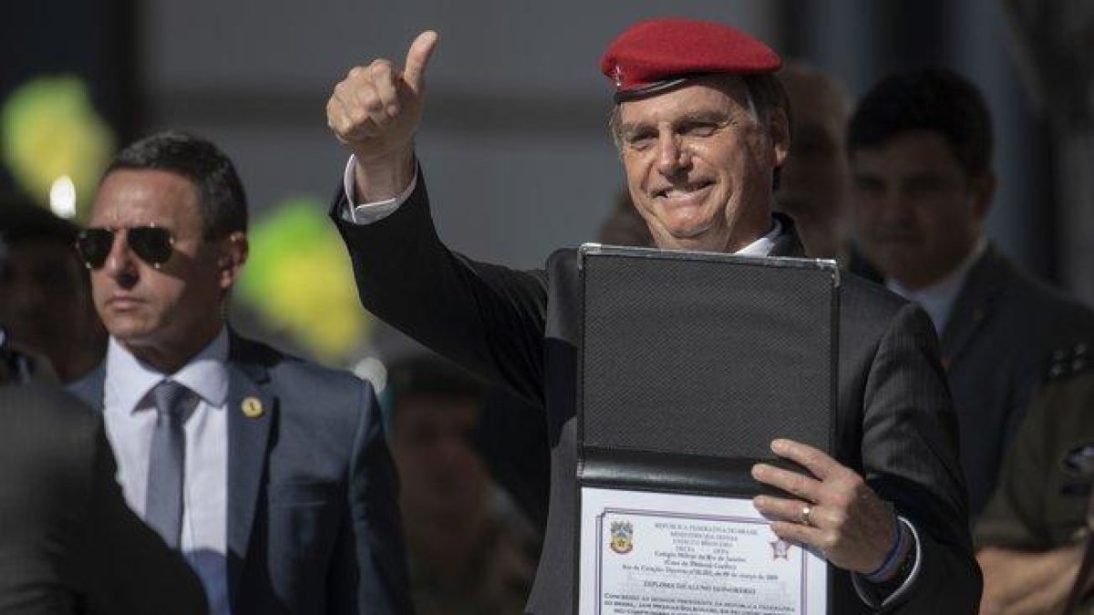 El presidente de Brasil, Jair Bolsonaro, recibiendo un homenaje.-AFP