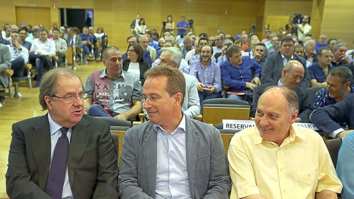 Herrera, el secretario regional de UGT-FICA, Pedro Hojas, y el secretario regional de UGT, Faustino Temprano.-ICAL