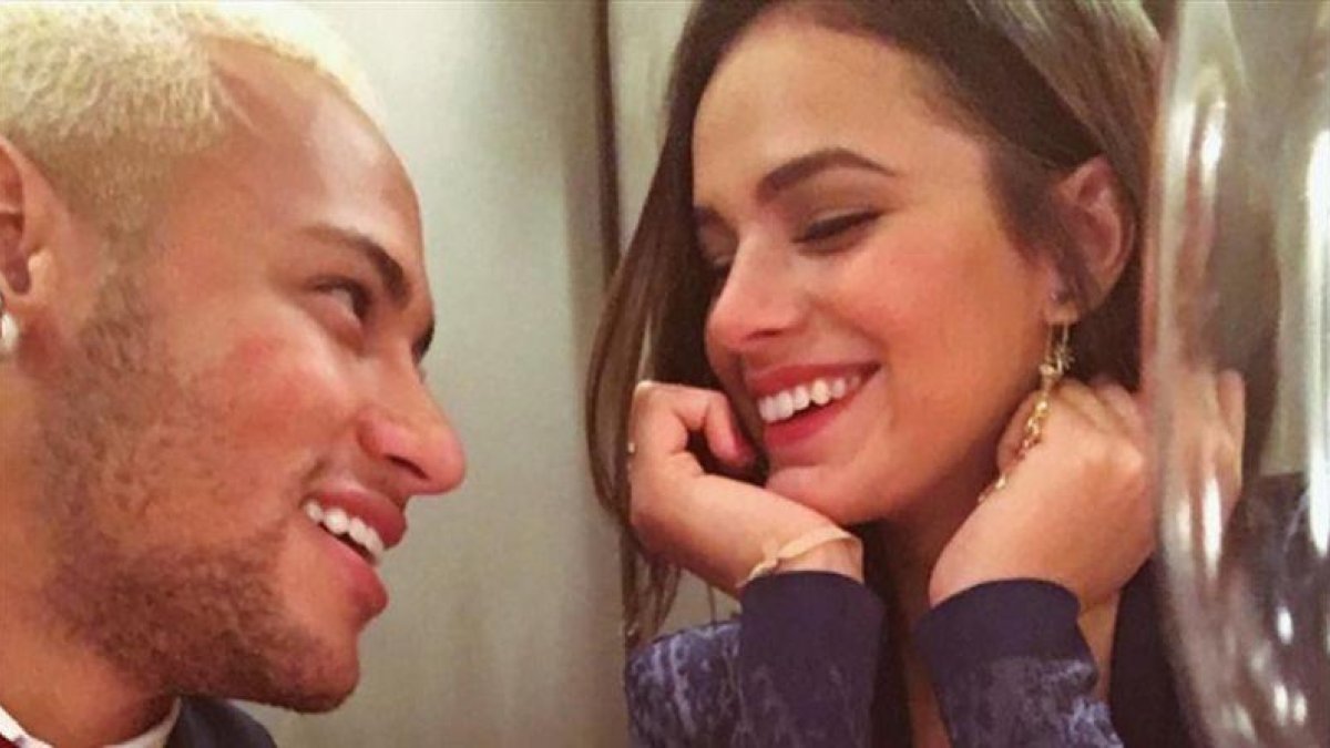 Neymar posa con su novia para Instagram.-INSTAGRAM