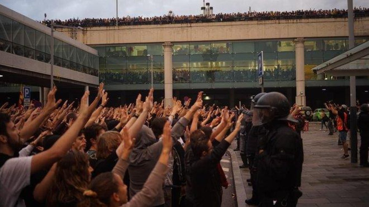 Manifestantes en el aeropuerto de El Prat.-ELISENDA PONS