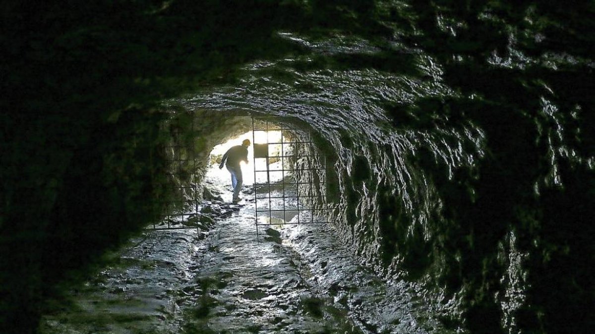 Una de las galerías por las que los romanos extraían el oro de ‘Tresminas’, que ya es visitable como atractivo turístico.-RUBÉN CACHO (ICAL).