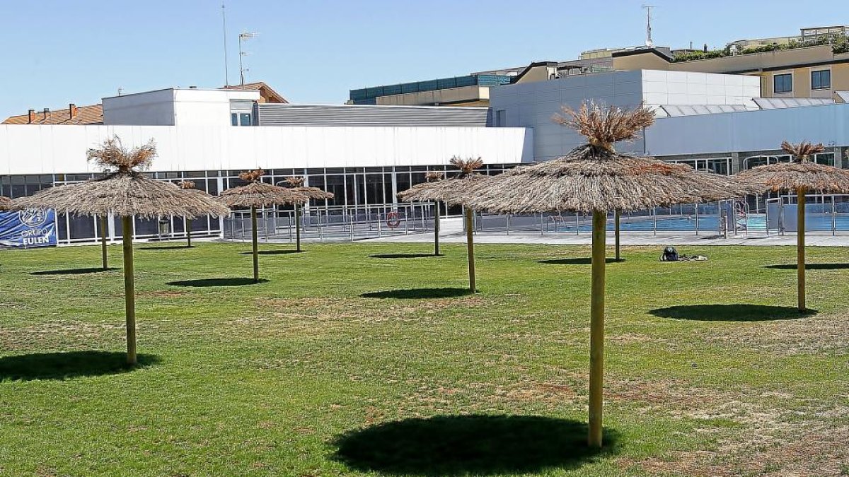 Zona verde del Centro Deportivo La Almendrera, en Arroyo de la Encomienda-J. M. LOSTAU