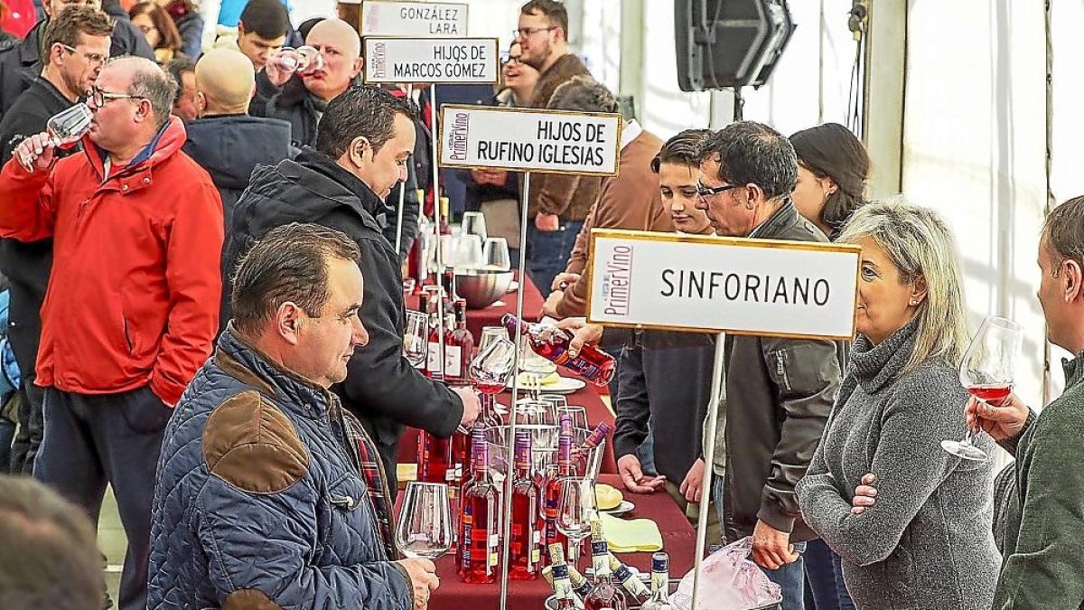 Asistentes a la Fiesta del Primer Vino de Mucientes del año pasado.-MIGUEL ÁNGEL SANTOS