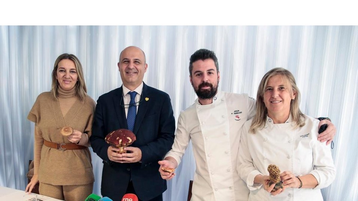 El viceconsejero de Desarrollo Rural y director general del Instituto Tecnológico Agrario, Jorge Llorente, y la directora general de Turismo, María Estrella Torrecilla, participan en el acto de presentación de 'Buscasetas 2021'. Junto a ellos, los representantes de 'Eurotoques' en León y en Castilla y León, Jesús Serrano y Yolanda León