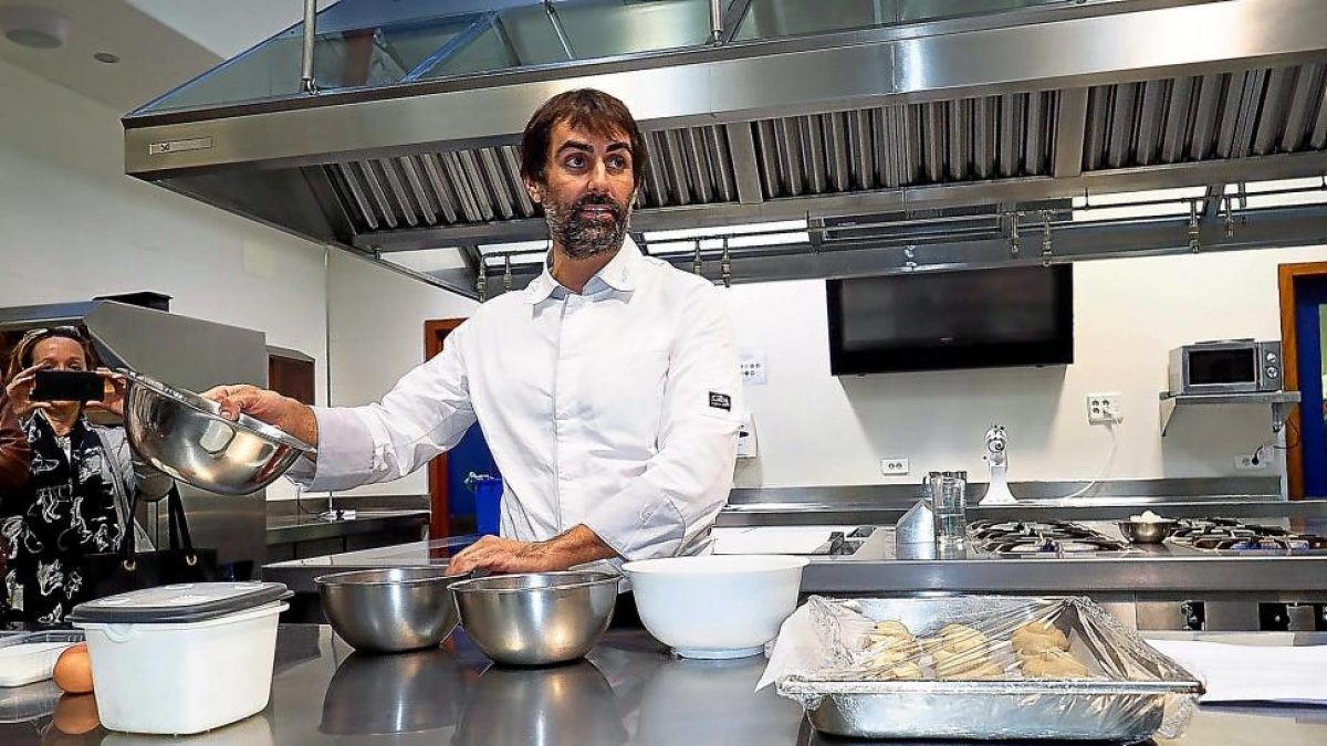 Igor Rodríguez durante la clase de cocina.-PABLO REQUEJO (PHOTOGENIC)