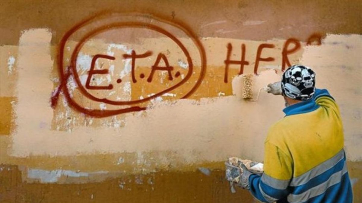 Un operario limpia una pintada a favor de ETA en Gernika.-EL PERIÓDICO