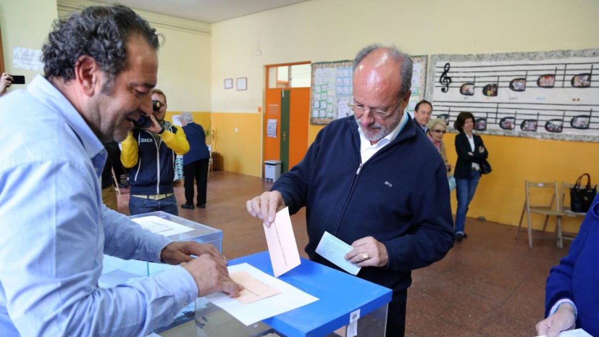 El candidato a la alcaldía de Valladolid, Javier León de la Riva, vota en un colegio del centro de la capital vallisoletana-ICAL