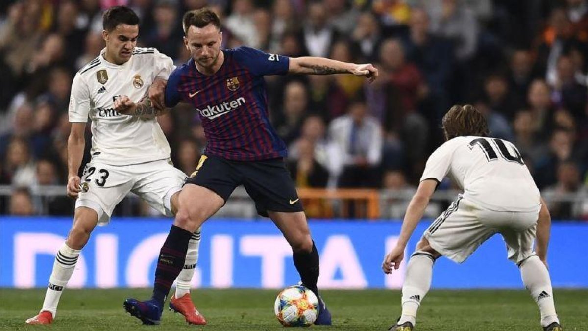Rakitic disputa el balón en el clásico de Copa del Rey.-EL PERIÓDICO