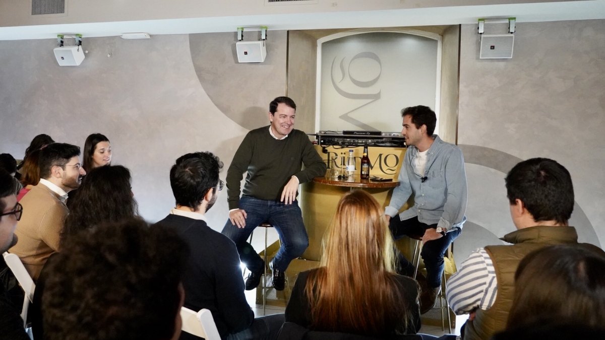 El presidente del PP de Castilla y León, Alfonso Fernández Mañueco, mantiene un encuentro con jóvenes de Nuevas Generaciones de Valladolid. ICAL