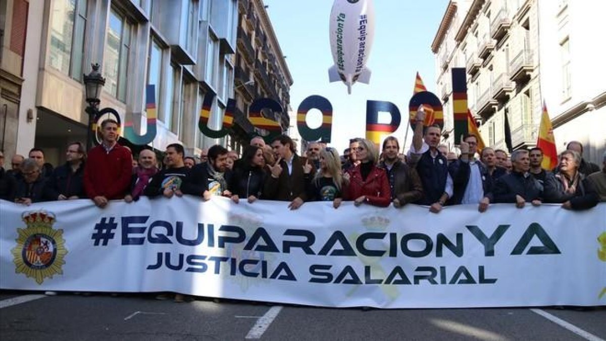 Manifestación por la equiparación salarial en Barcelona-ENRIC FONTCUBERTA