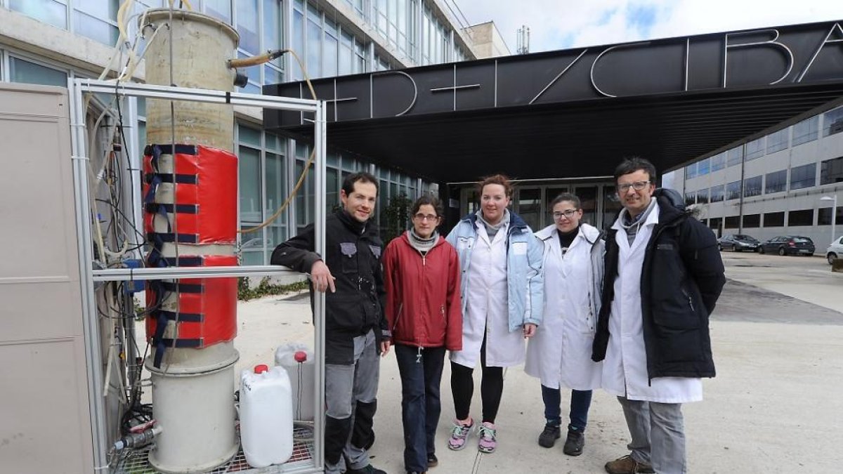 El equipo que dirige Victorino Díez posa con el prototipo del biorreactor que han desarrollado, antes de transportarlo para realizar las pruebas fuera del laboratorio.-ISRAEL L. MURILLO