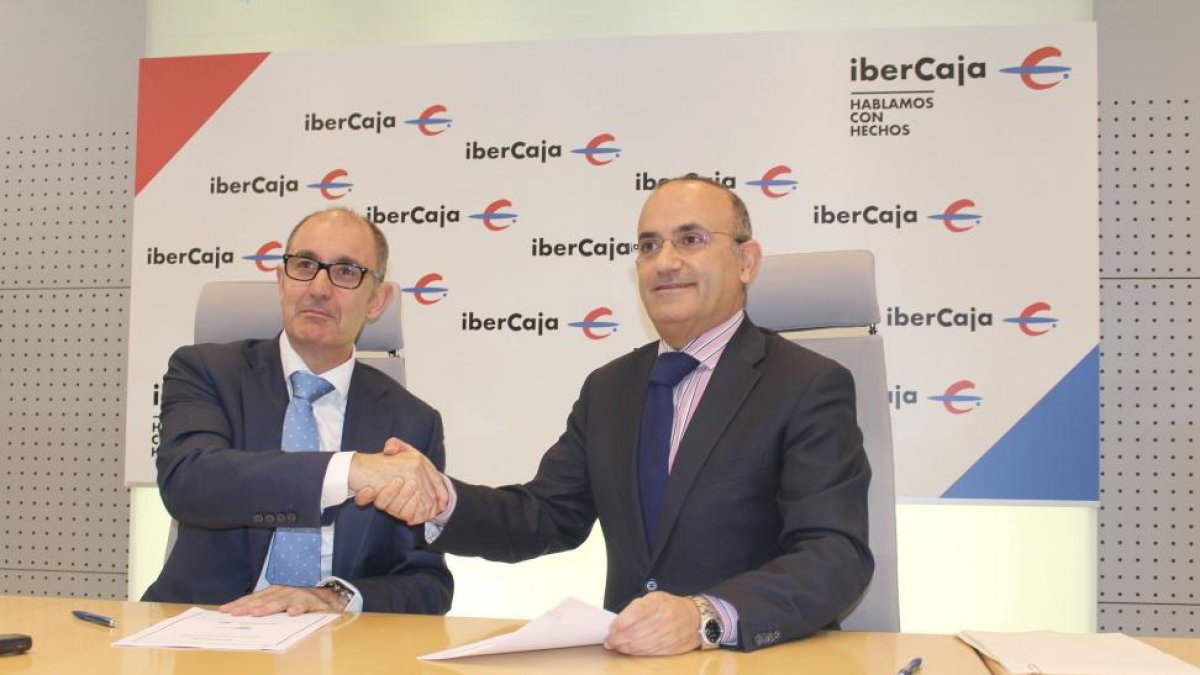 El director general de Iberaval, Pedro Pisonero y el director territorial de Ibercaja Banco en Castilla y León, Eduardo Hernández, durante la firma del acuerdo-ICAL