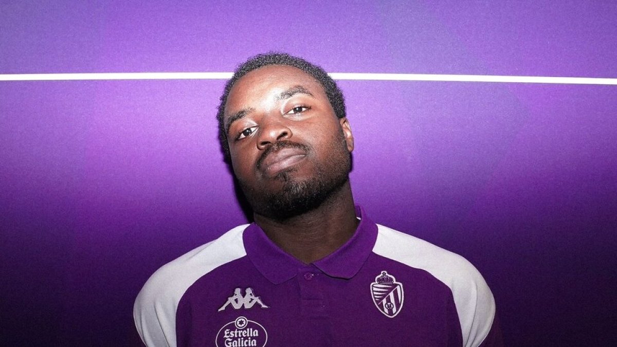 Boyomo luce el polo del Real Valladolid en una imagen promocional. / RV