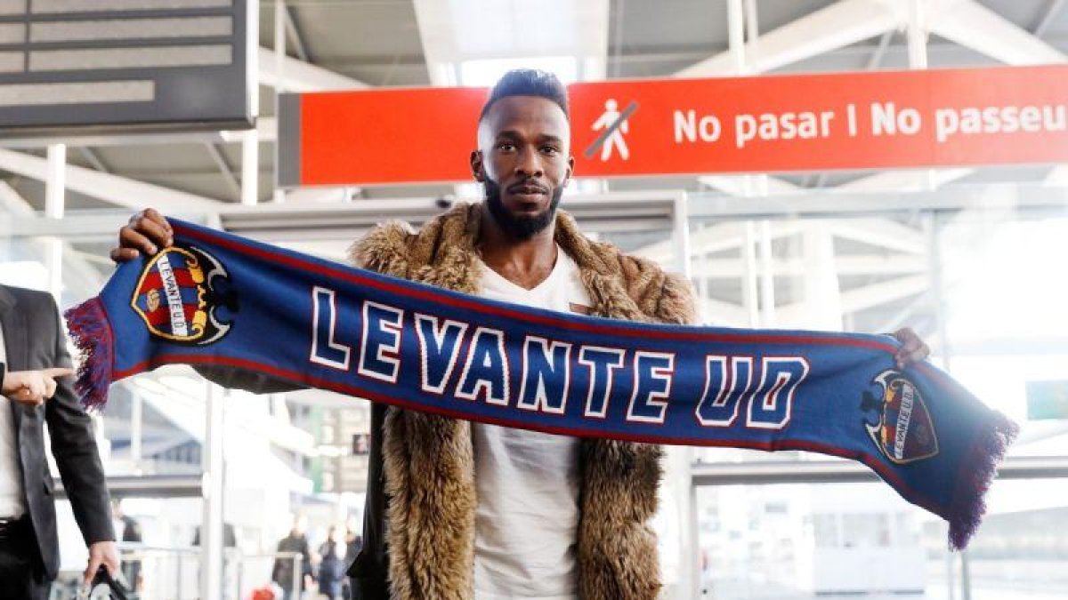 El jugador saudí  Fahad Al-Muwallad, nuevo futbolista del Levante.-KAI FOERSTERLING (EFE)