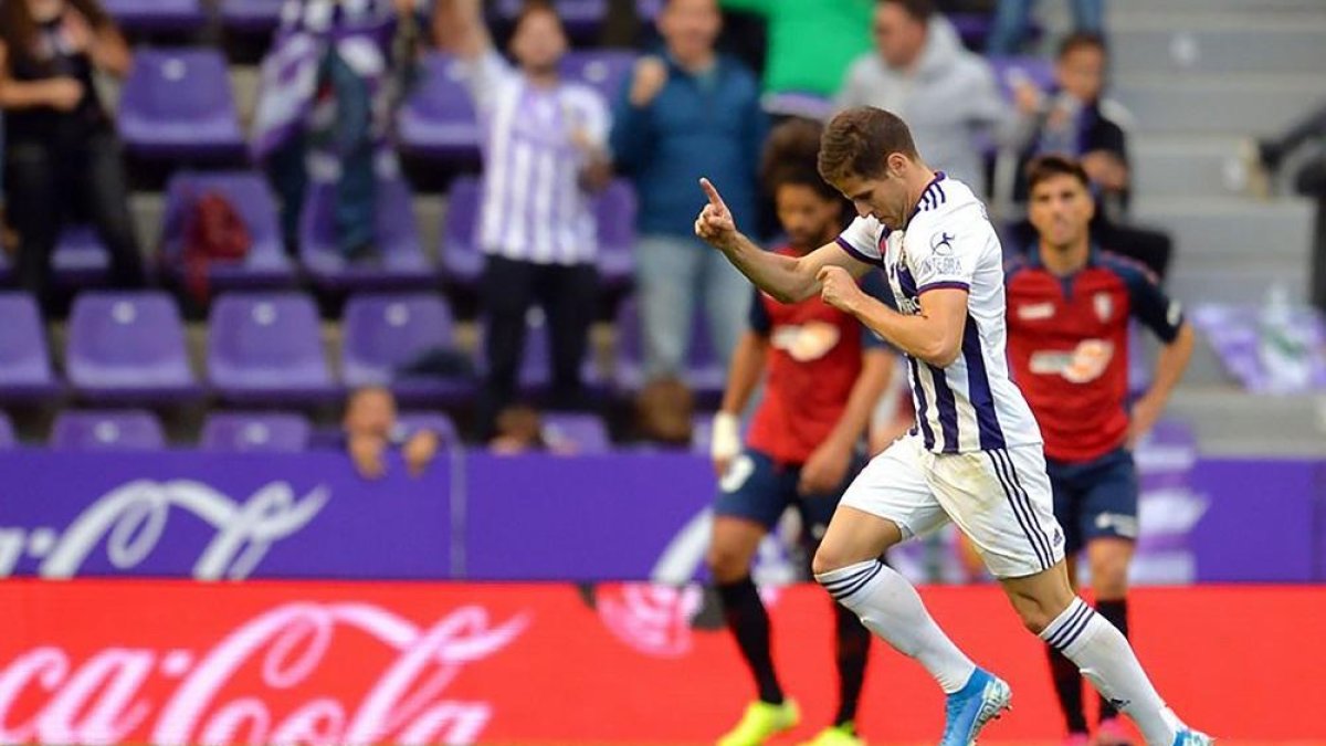 Hervías levanta el dedo índice para dedicar su gol, mientras vuelve a su campo.-LALIGA