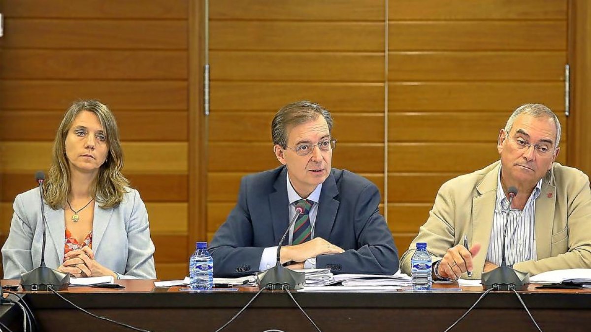 Germán Barrios, flanqueado por Ángela de Miguel y Evelio Angulo, en la presentación del informe.-ICAL