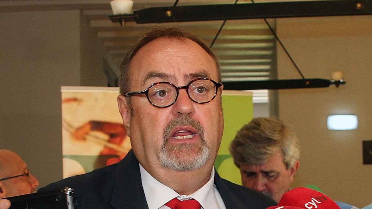 Fernando Rey atiende a los medios de comunicación.-ICAL