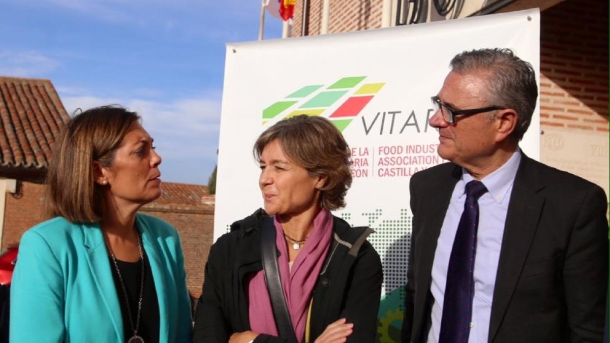 El presidente de Vitartis, Félix Moracho conversa con la ministra de Agricultura, Isabel Tejerina y la consejera de Agricultura, Milagros Marcos, antes de la Asamblea de Vitartis-Ical