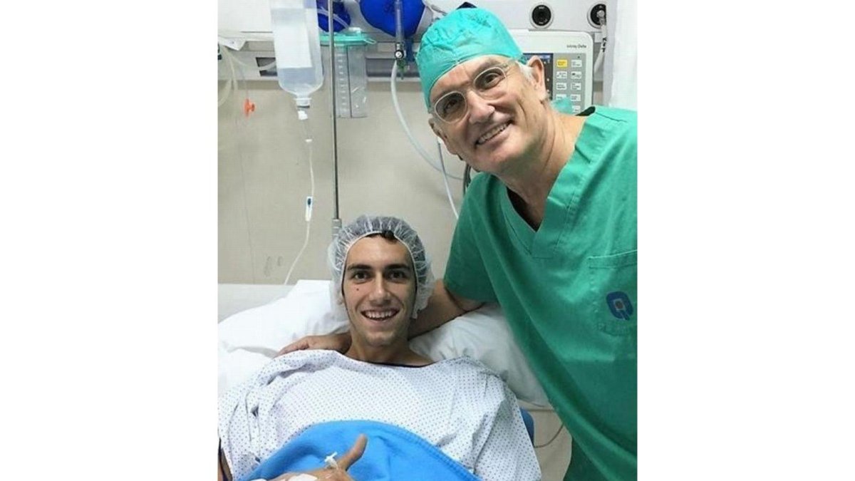 Àlex Rins, junto al doctor Xavier Mir tras la operación.-PÁGINAS AMARAILLAS MEDIA