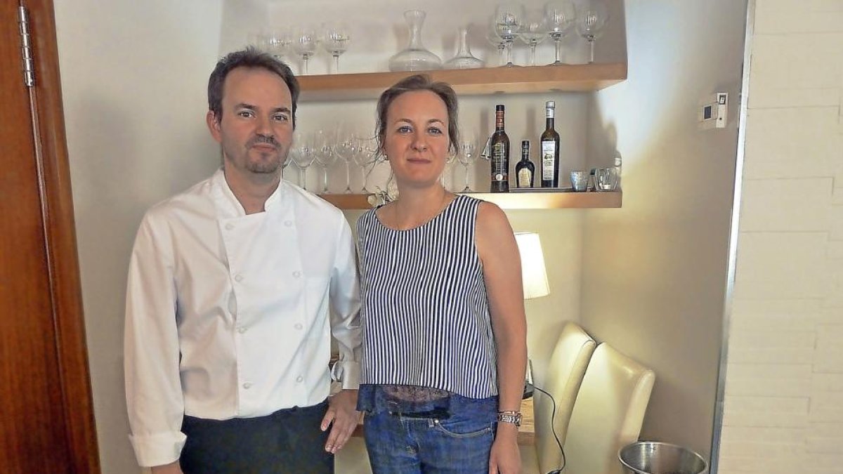 Daniel Cabrera, Dani, y Belén Cabrera. Arriba, arroz meloso con pato y alcachofa.-T.S.T.