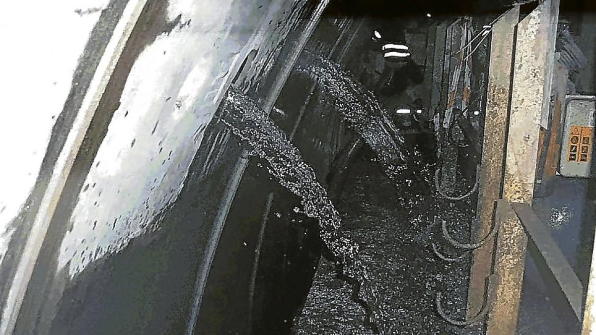 Túnel de Pajares anegado por el agua de uno de los acuíferos de la Cordillera Cantábrica.-EL MUNDO