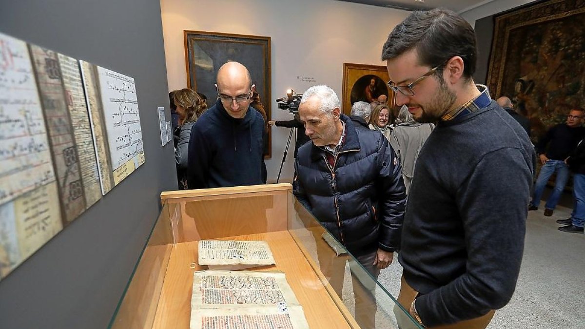 Exposición de documentos del Archivo Simón Ruiz, del que forma parte la Escritura de Concordia que se presentará hoy en el Museo de las Ferias.-J.M. LOSTAU