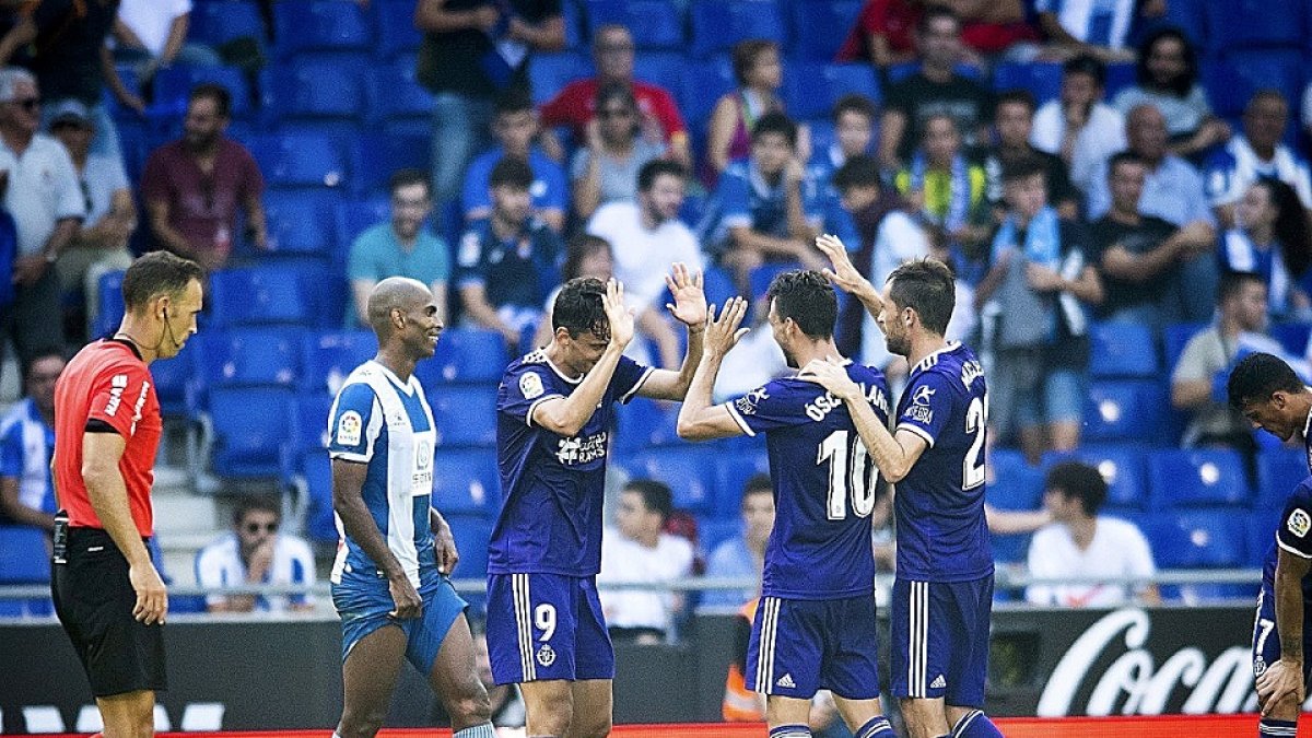 Los jugadores del Real Valladolid celebran la victoria ante el Espanyol en la primera vuelta. PHOTO-DEPORTE