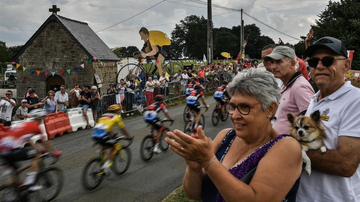 Los espectadores saludan el paso del Tour, durante la séptima etapa de la ronda francesa 2018.-/ MARCO BERTORELLO