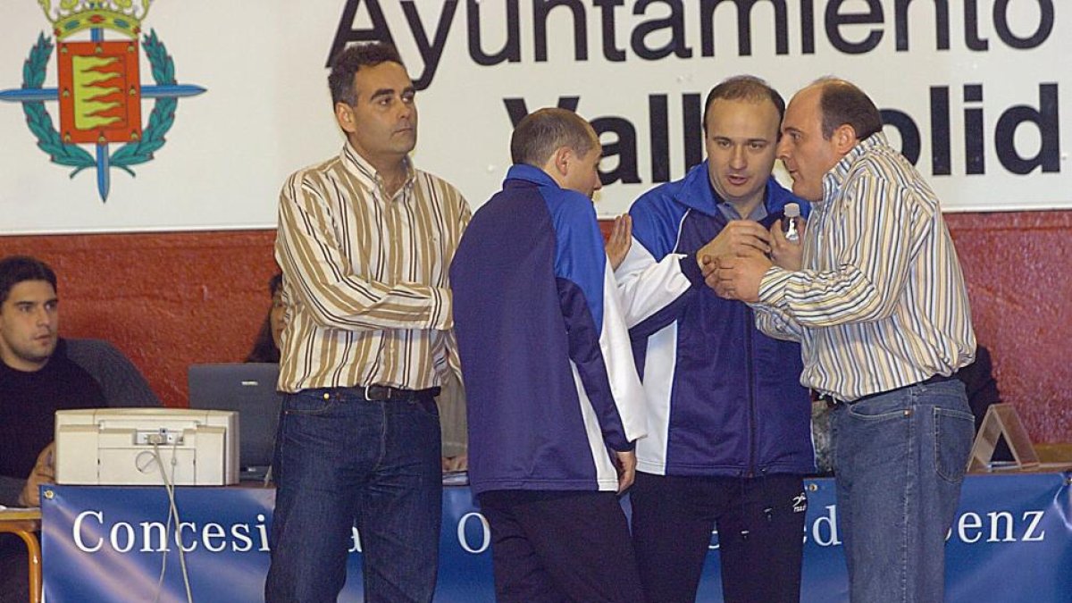 El partido tendrá el aliciente añadido de ver en el banquillo rival al veterano Zupo Equisoaín, técnico que en el pasado dirigiera al Portland y Cuenca. Y junto a él, el ex BM Valladolid Guillermo Corzo.-EL MUNDO