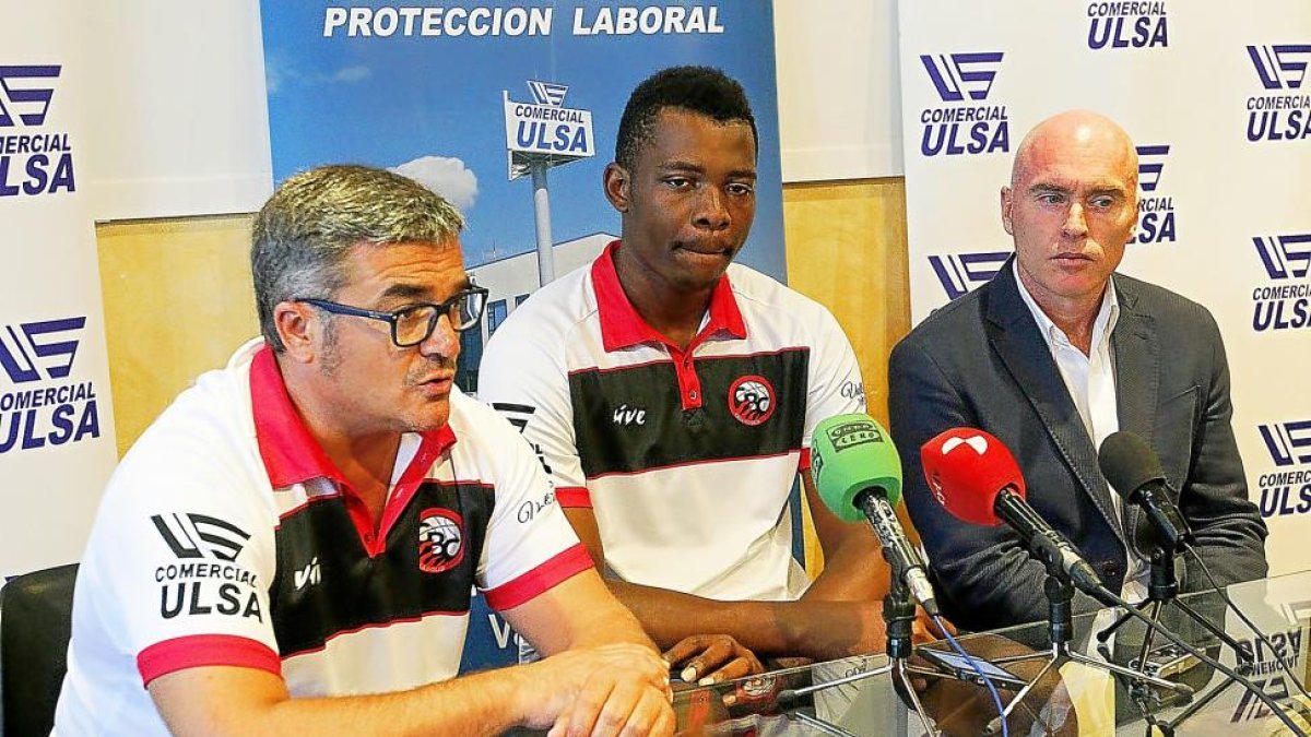 Paco García, Gullit Mukendi y Mike Hansen, ayer en la presentación del jugador congoleño en Pisuerga.-J. M. LOSTAU