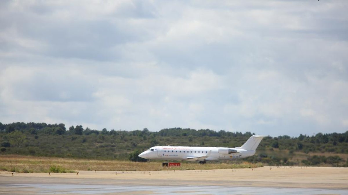Pistas del aeropuerto de León-CÉSAR SÁNCHEZ / ICAL