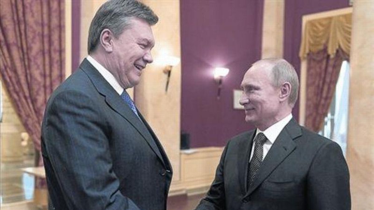El expresidente de Ucrania, Viktor Yanukóvich (izquierda), y el presidente ruso Vladimir Putin.-AFP / ALEXEI NIKOLSKY