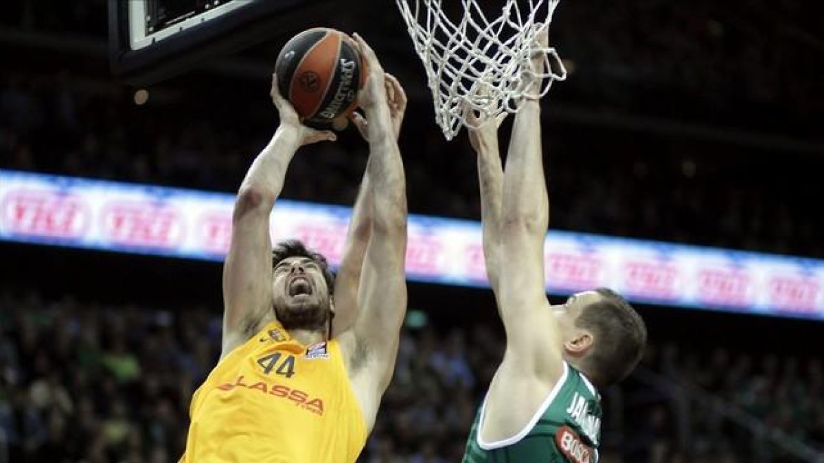 Tomic, del Barça, y Jankunas, del Zalgiris, en el reciente partido de Euroliga de los dos equipos.-EFE / VALDA KALNINA