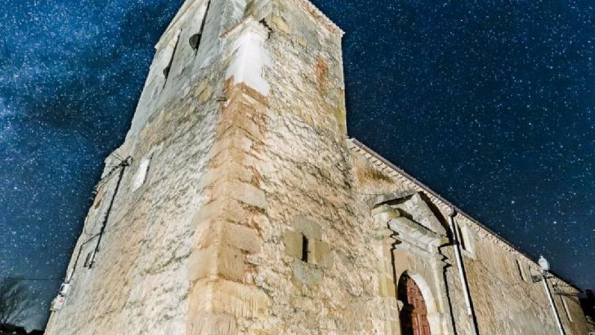 Arriba, iglesia de Muriel el Viejo en una toma de cielo profundo; abajo, uno de los observatorios estelares en la sierra abulense de Gredos.-E. SAN ANDRÉS