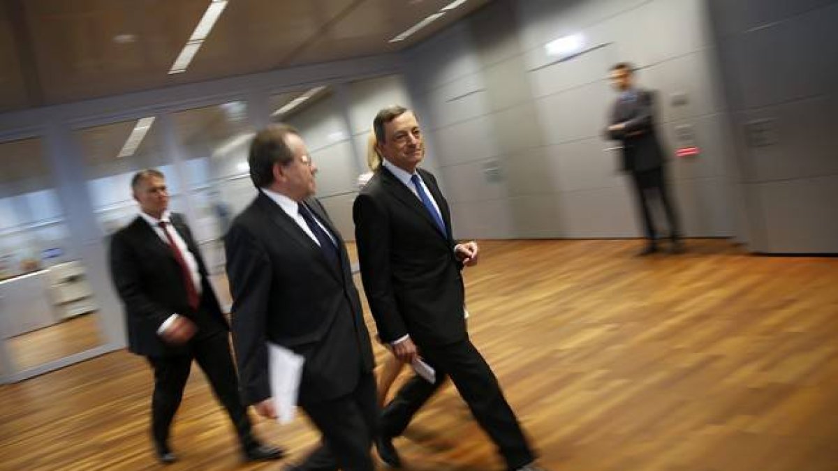 Mario Draghi llega a la rueda de prensa para anunciar medidas de apoyo a Grecia.-Foto: K. P./ REUTERS