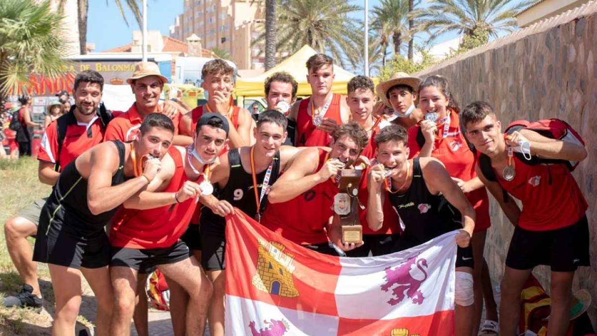Selección de Castilla y León juvenil masculina de balonmano playa. / EL MUNDO