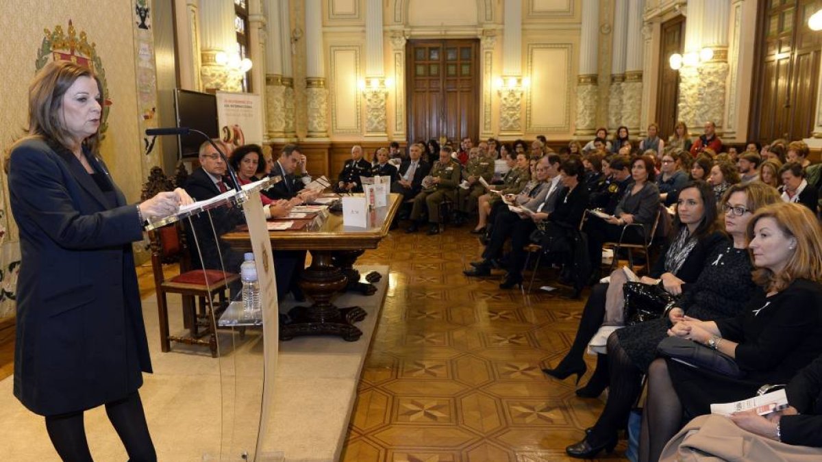 Maria Luisa Barrio (i), presidenta de APROE, durante la lectura del Manifiesto contra la Violencia de Género, en el acto institucional celebrado en el Ayuntamiento de Valladolid-Nacho Gallego