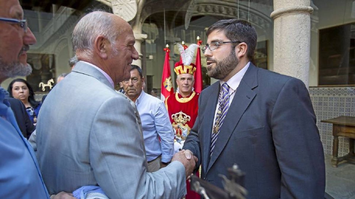 El expresidente de la Diputación, Agustín González, de la enhorabuena a Sánchez Cabrera.-R.G.:Ical