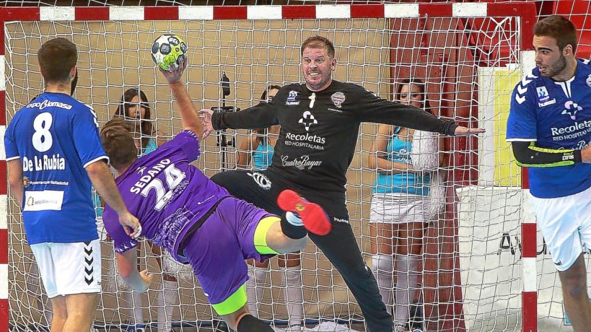 Javi Díaz, portero del Atlético, se dispone a parar el tiro de Daniel Sedano, pivote del Guadalajara.-J.M. LOSTAU