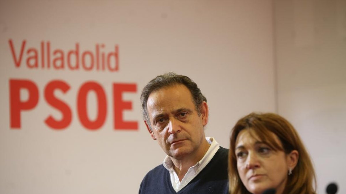 La candidata al Congreso, Soraya Rodríguez, junto al número dos, Cecilio Vadillo, al término de la jornada electoral.-ICAL