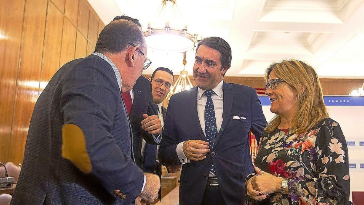 El consejero de Medio Ambiente y la presidenta de la Diputación de Zamora, tras la firma del convenio.-ICAL