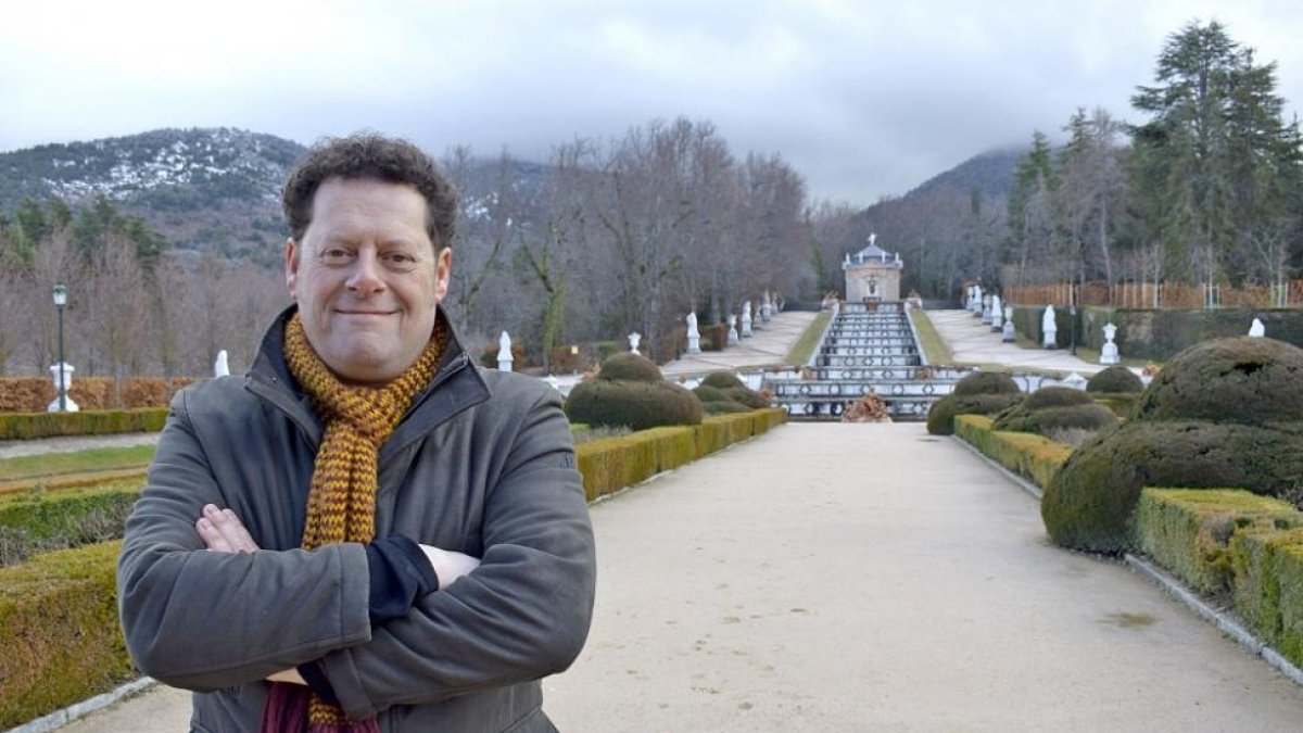 Eduardo Juárez, en los jardines del Palacio de La Granja, localidad segoviana de la que es cronista oficial desde hace seis años.-ARGICOMUNICACIÓN