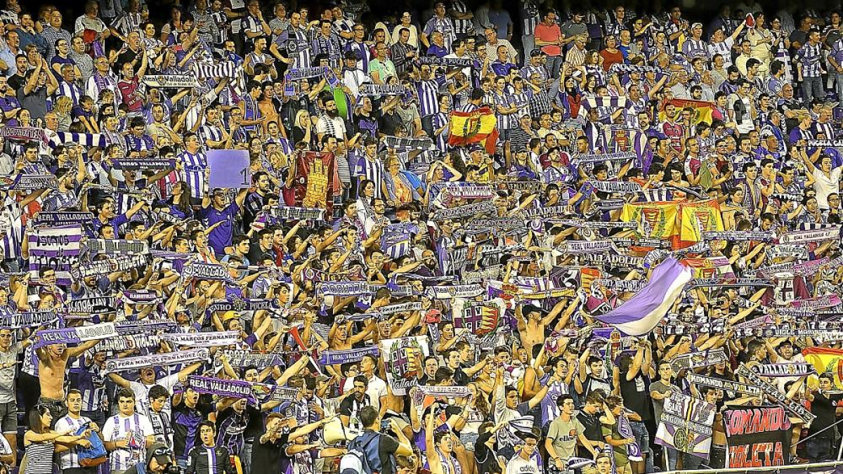 La grada de Zorrilla celebra el ascenso del equipo.-PHOTOGENIC/ ROBERTO FERNÁNDEZ